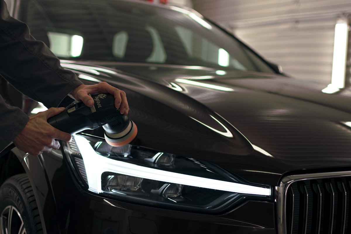 Encerado con pulidora sobre la carrocería de un auto
