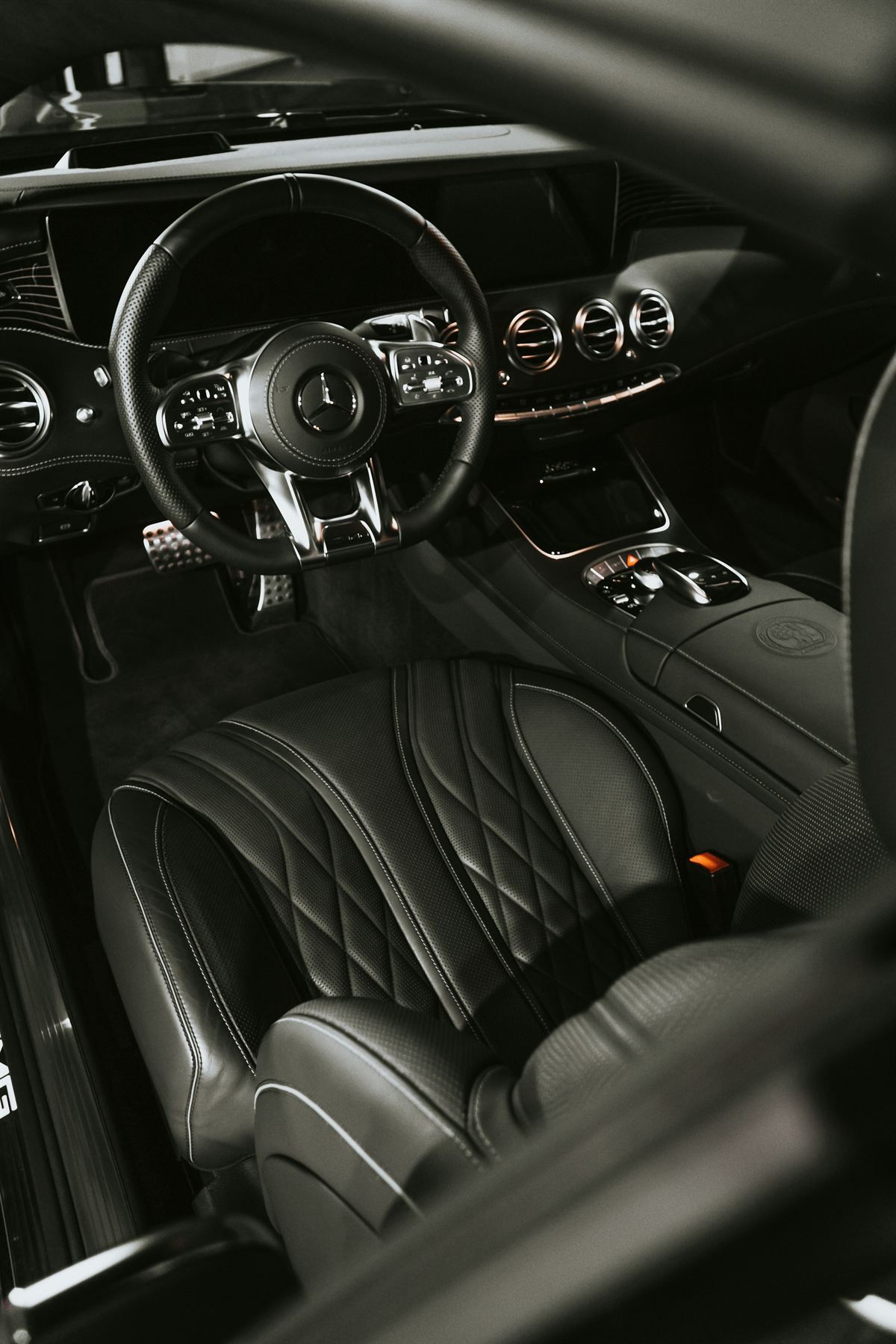 Interior de auto con asientos de piel limpios